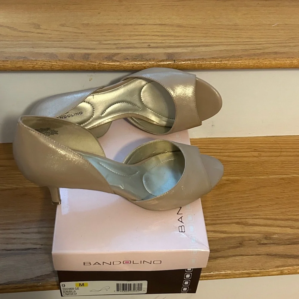 Bandolino- Gold-Tone D’Orsay Pumps. Size 9 - Picture 3 of 5